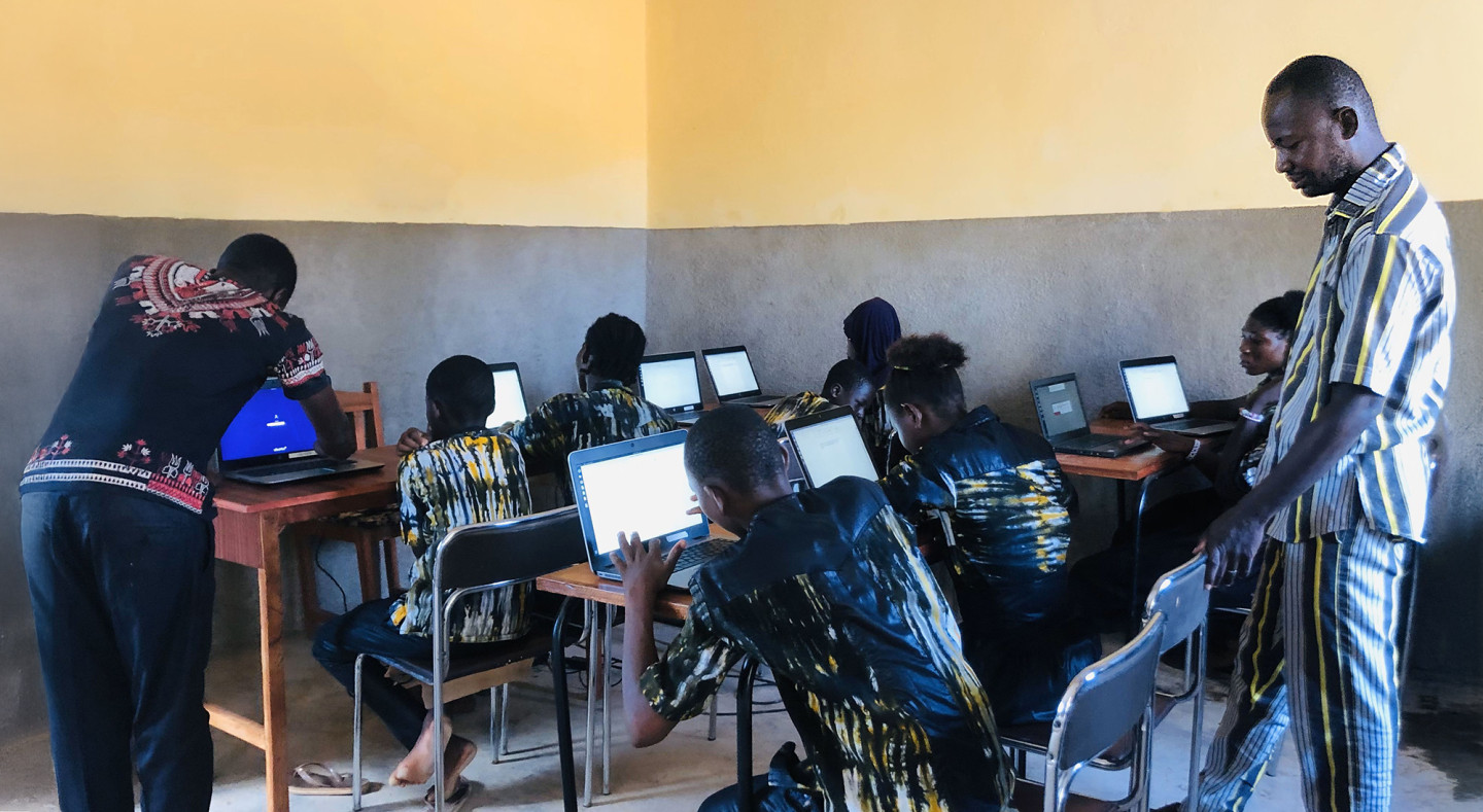 Bücherstube in Burkina Faso erhält Laptop-Spende