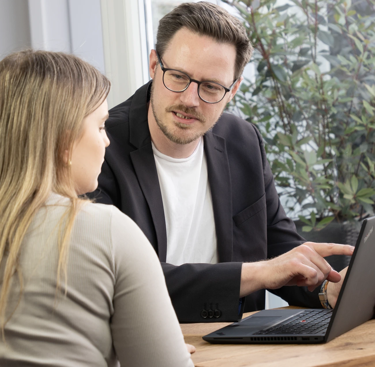 eConnect Hildesheim Experten-Lounge: ERP-Consultant berät Kunden