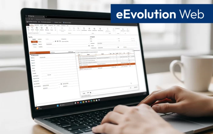 Bild zeigt Laptop auf dem eEvolution ERP in der Webversion genutzt wird