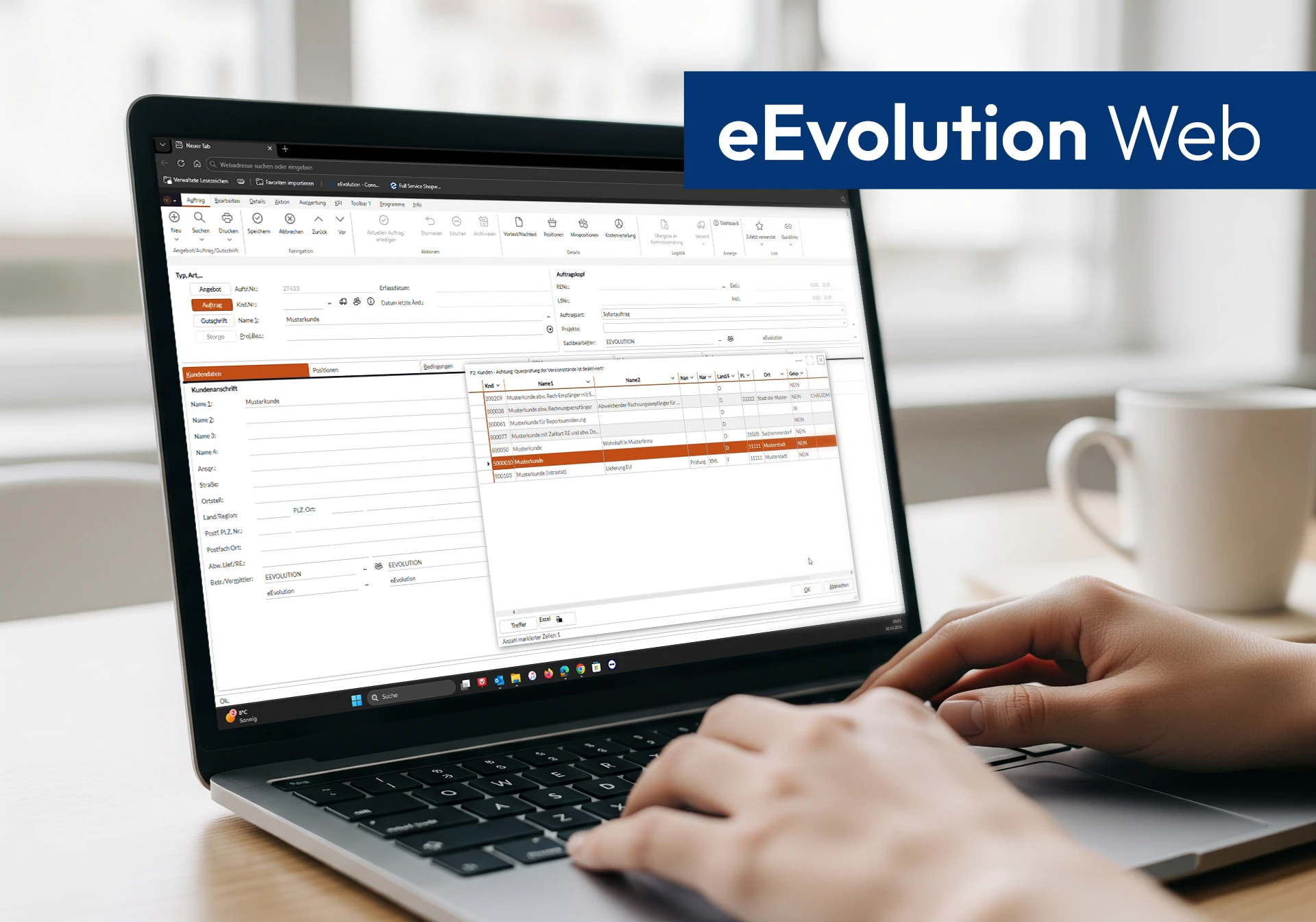 Bild zeigt Laptop auf dem eEvolution ERP in der Webversion genutzt wird