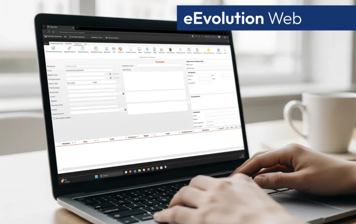 Bild zeigt Laptop auf dem eEvolution ERP in der Webversion genutzt wird
