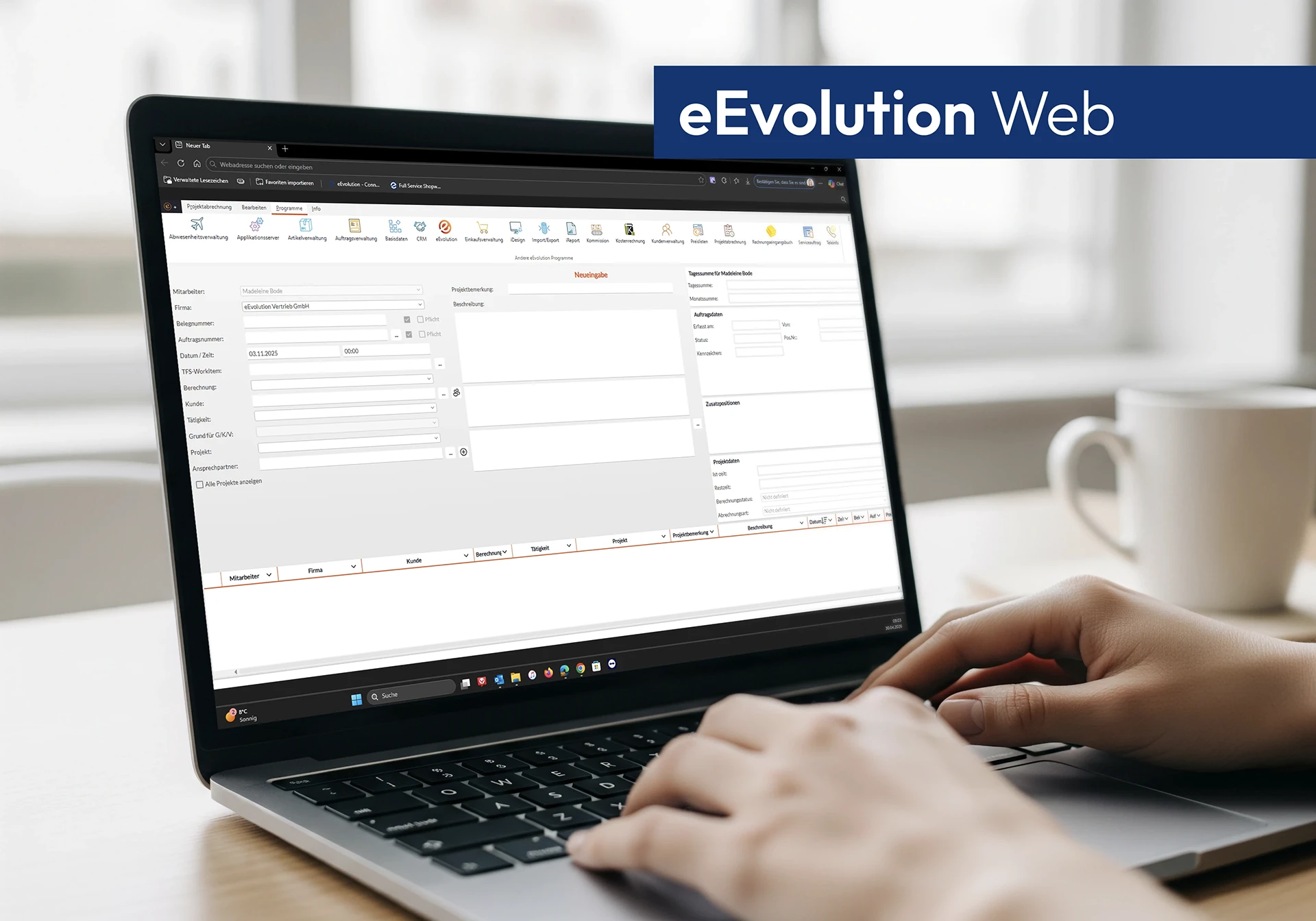 Bild zeigt Laptop auf dem eEvolution ERP in der Webversion genutzt wird