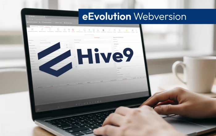 Bild zeigt Laptop auf dem eEvolution ERP in der Webversion genutzt wird